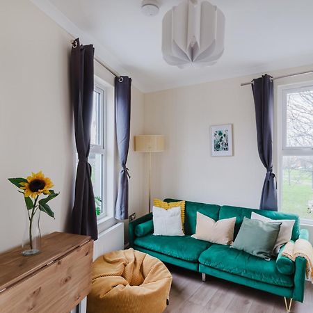 Modern Cosy Corner Flat 3 Bed And Loft Sleep 7 People Lägenhet London Exteriör bild