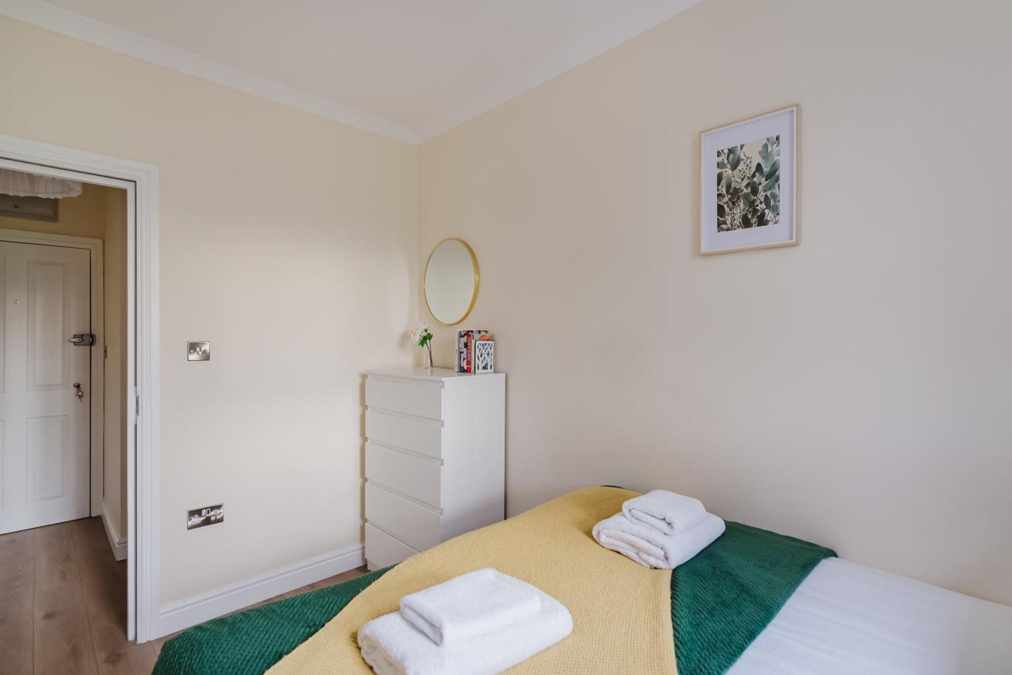Modern Cosy Corner Flat 3 Bed And Loft Sleep 7 People Lägenhet London Exteriör bild
