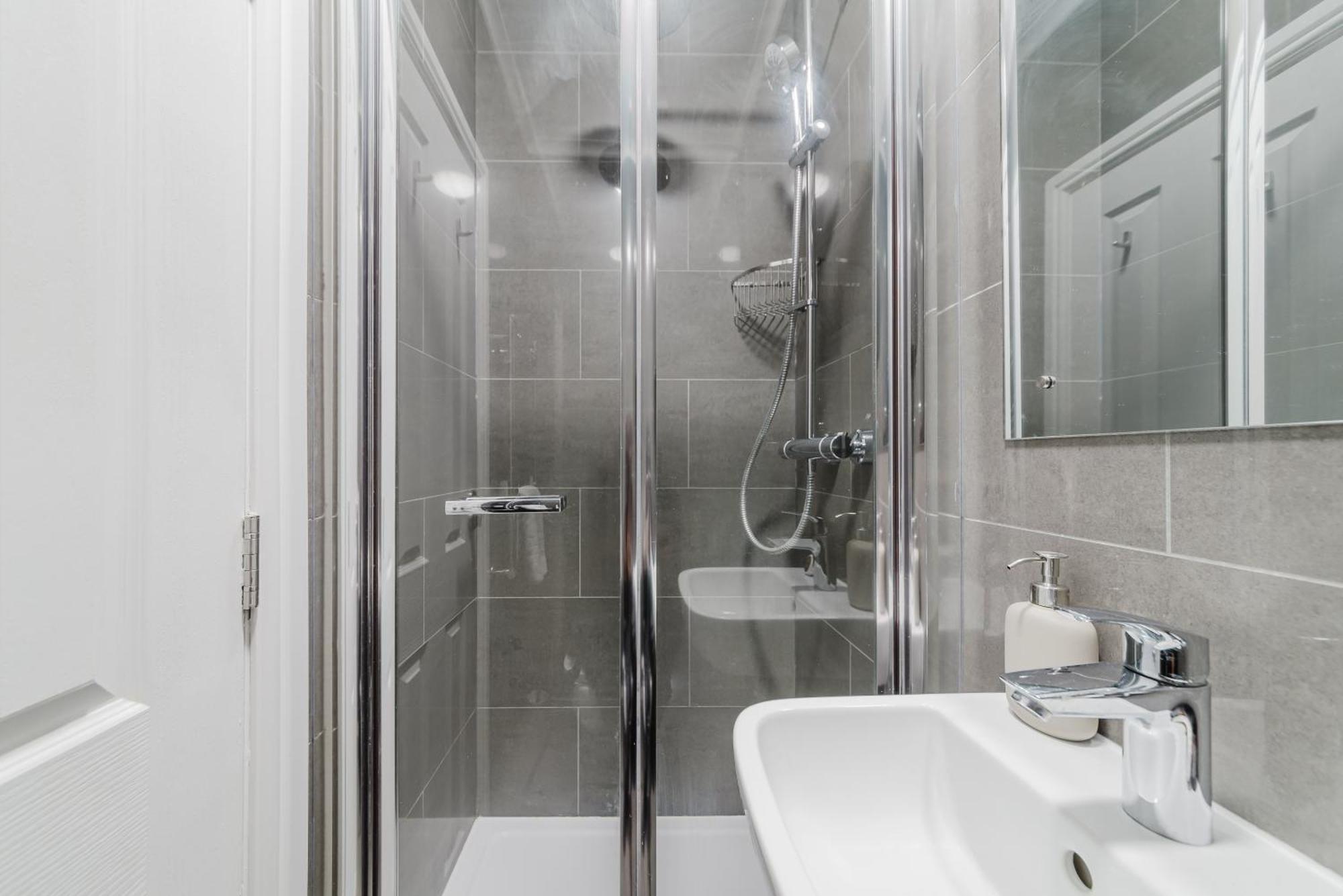 Modern Cosy Corner Flat 3 Bed And Loft Sleep 7 People Lägenhet London Exteriör bild