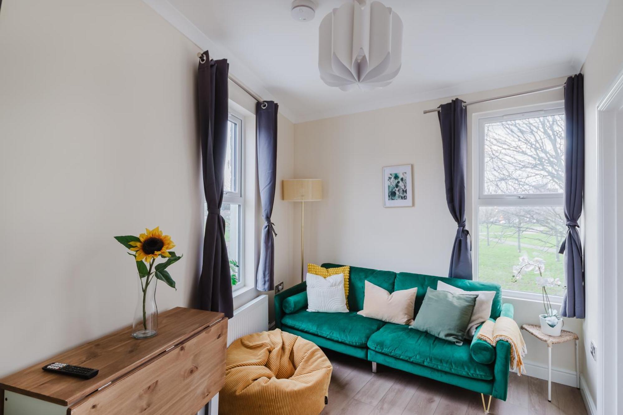 Modern Cosy Corner Flat 3 Bed And Loft Sleep 7 People Lägenhet London Exteriör bild