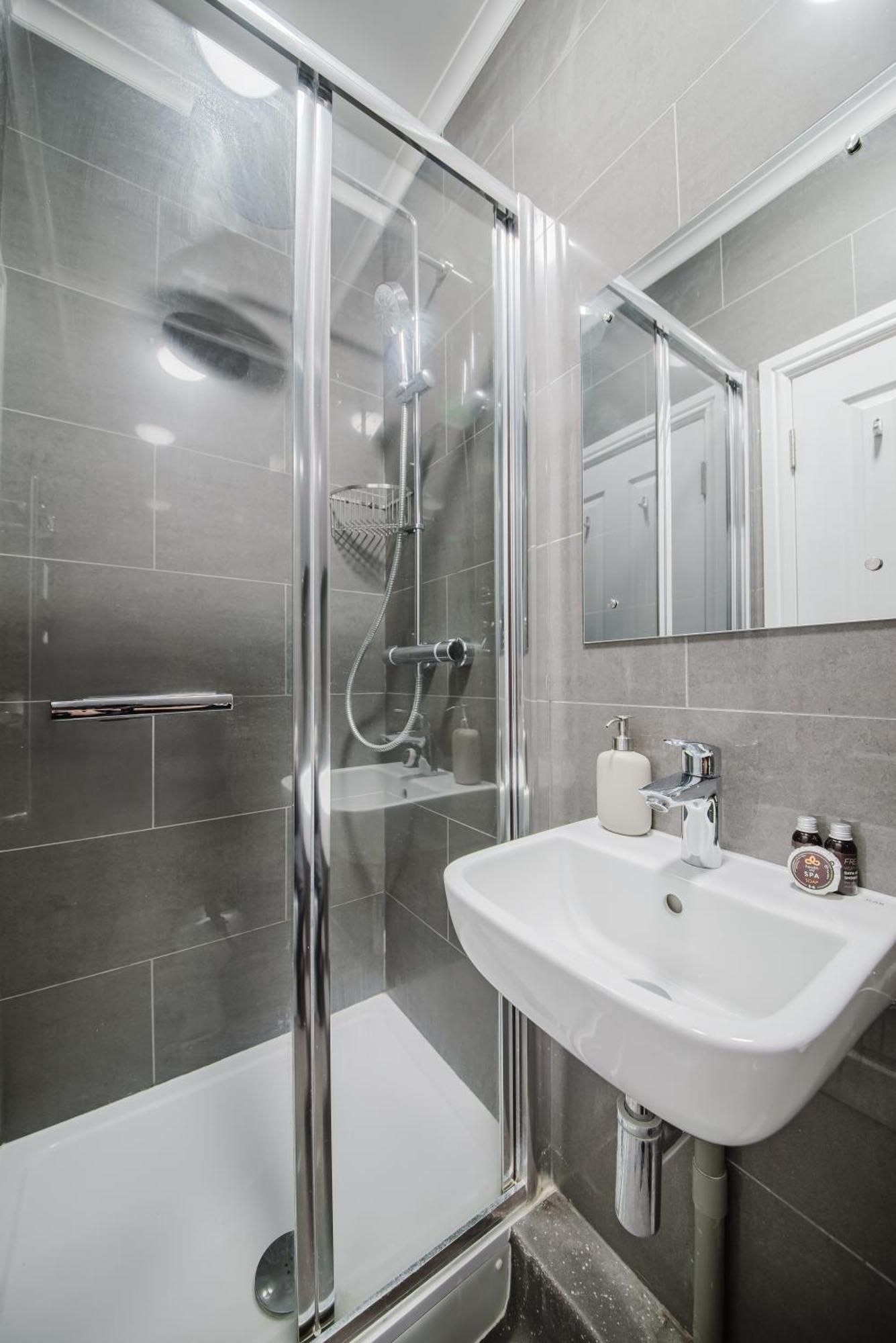 Modern Cosy Corner Flat 3 Bed And Loft Sleep 7 People Lägenhet London Exteriör bild