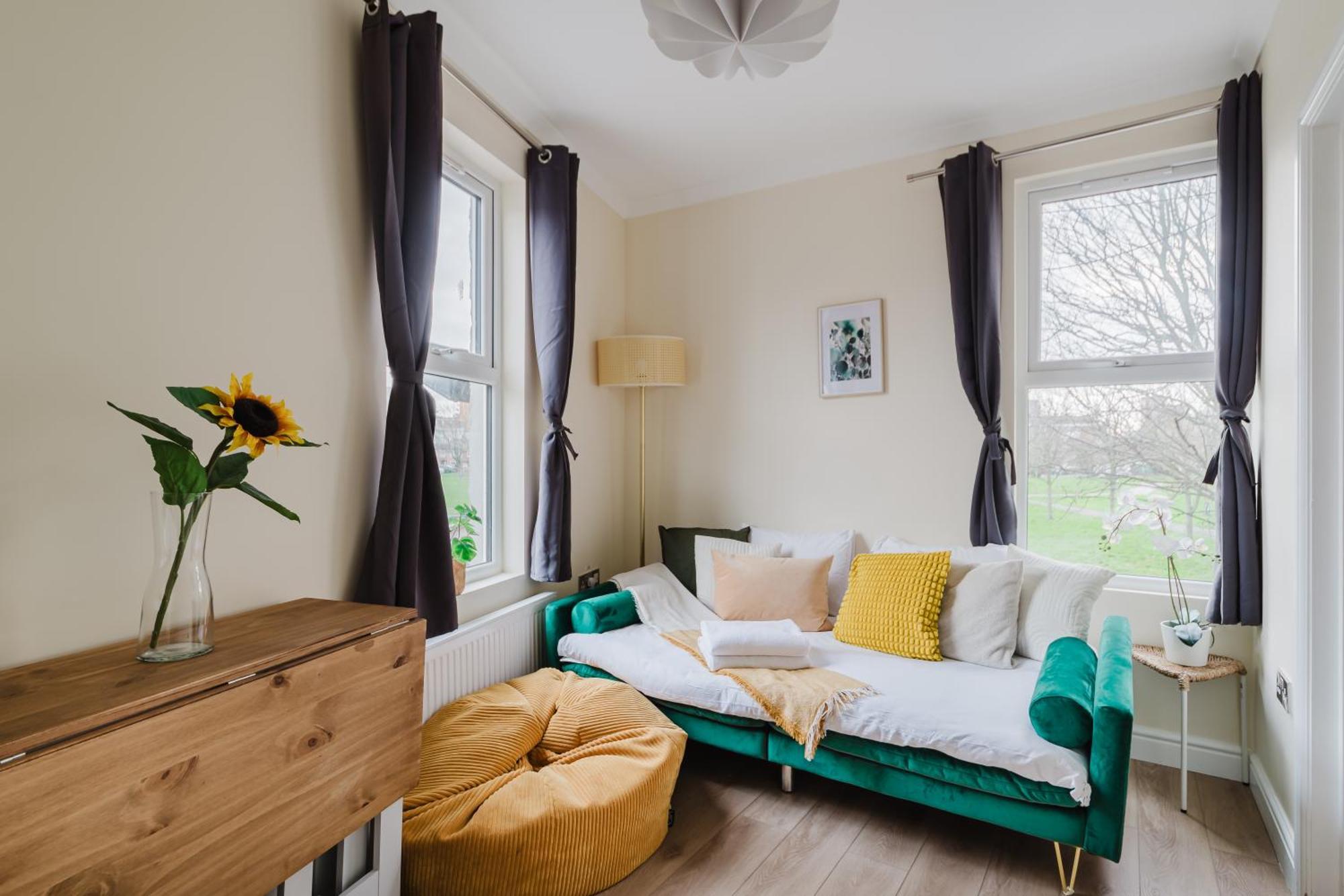 Modern Cosy Corner Flat 3 Bed And Loft Sleep 7 People Lägenhet London Exteriör bild