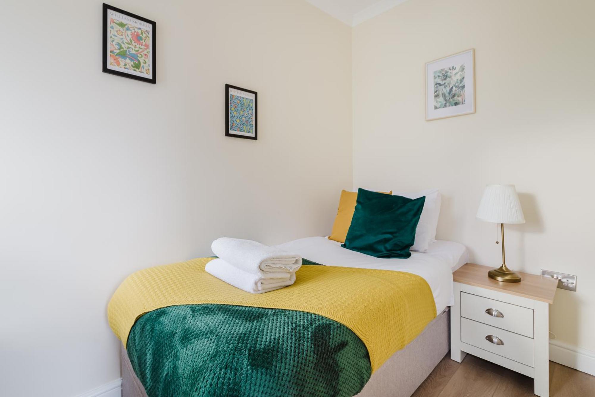 Modern Cosy Corner Flat 3 Bed And Loft Sleep 7 People Lägenhet London Exteriör bild